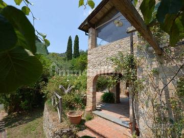Rustico / Casale di 450 m² con più di 5 locali e b