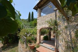 Rustico / Casale di 450 m² con più di 5 locali e b