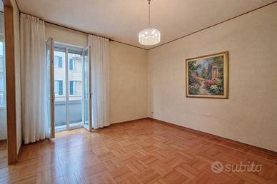 Appartamento di 244 m² con più di 5 locali e box a