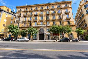 3 LOCALI A NAPOLI