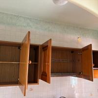 Cucina componibile in legno con elettrodomestici