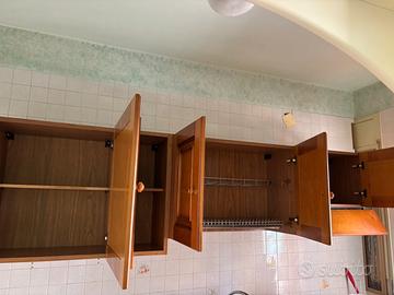 Cucina componibile in legno con elettrodomestici