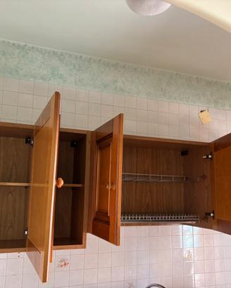 Cucina componibile in legno con elettrodomestici