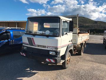 Nissan con cassone ribaltabile trilaterale