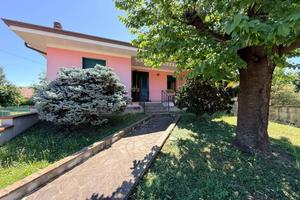 Villa di 230 m² con 5 locali e box auto a Magnacav