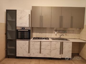 Cucina italiana con elettrodomestici