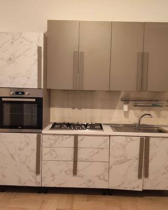 Cucina italiana con elettrodomestici