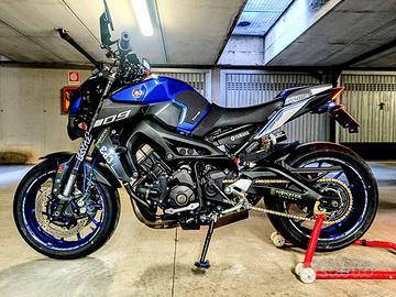 YAMAHA MT09 pluriaccessoriata