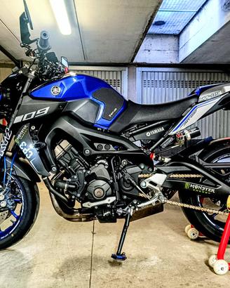 YAMAHA MT09 pluriaccessoriata