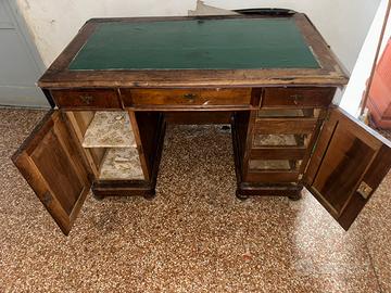 Scrivania d’epoca in legno