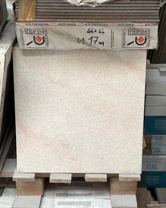 Piastrelle 44x44 (17 mq)