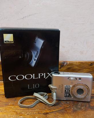 Macchina fotografica Nikon Coolpix L10 vintage