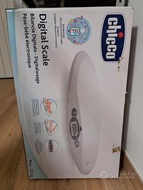 Bilancia pesa neonato