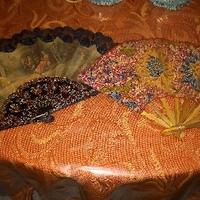 OMBRELLO NERO E VENTAGLI ANNI 40