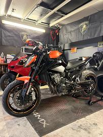 Duke 890