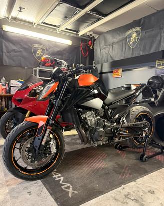 Duke 890