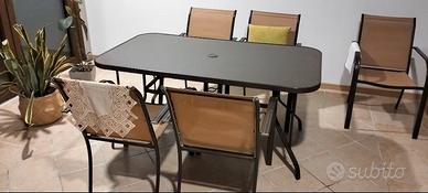 Tavolo da giardino completo di sedie