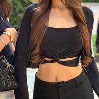 Crop top nero a maniche lunghe