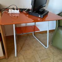 Scrivania in vetro temperato arancione e sedia