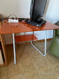 Scrivania in vetro temperato arancione e sedia
