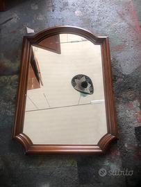 Specchio con cornice in legno
