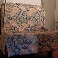 Poltrone, letto, appendiabiti e armadio per estern