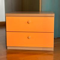 Due comodini colorati