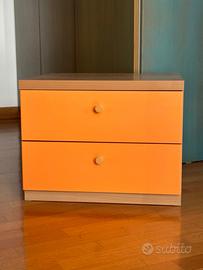 Due comodini colorati