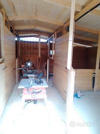 Box per cavalli con corridoio centrale