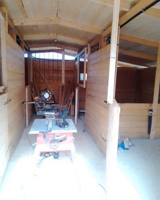 Box per cavalli con corridoio centrale