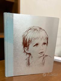 Album foto vintage con copertina rigida di metallo