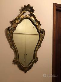 Specchio anni 60 con stucchi dorati motivi floreal