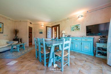 Elegante villa con giardino a Chia