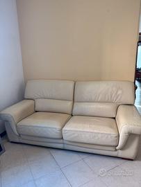 Due divani in pelle bianca come nuovi.