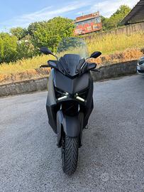 X max 300 con 4500km garanzia 2030