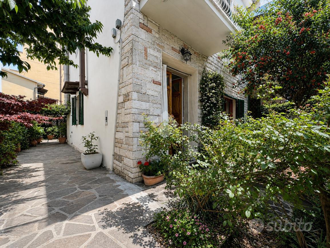 VILLA A SCHIERA D'ANGOLO A CAMPI BISENZIO - Vista 3