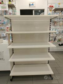 scaffale con mensole 