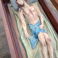 Cristo deposto con bacheca ed inginocchiatoio.