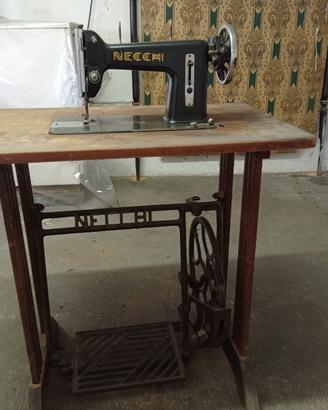 macchina da cucire Necchi vintage 