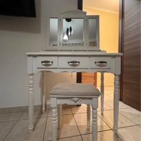 Postazione trucco con specchio