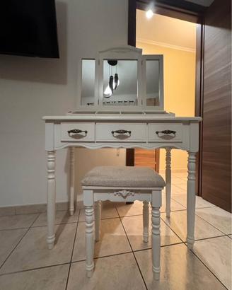 Postazione trucco con specchio