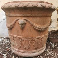 Vasi da giardino decorati in terracotta