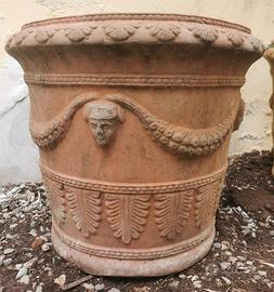 Vasi da giardino decorati in terracotta