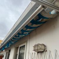 Tenda da sole retrattile con manovella.