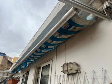 Tenda da sole retrattile con manovella.