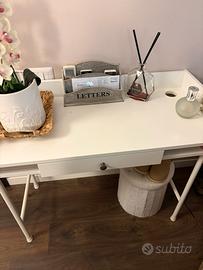 Scrivania/consolle moderna bianca con cassetto