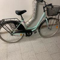 Bicicletta da donna con cestino