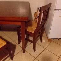 tavolo in legno con 4 sedie