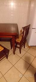 tavolo in legno con 4 sedie