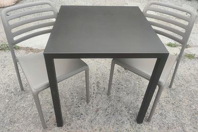 Tavolo e sedie da esterno